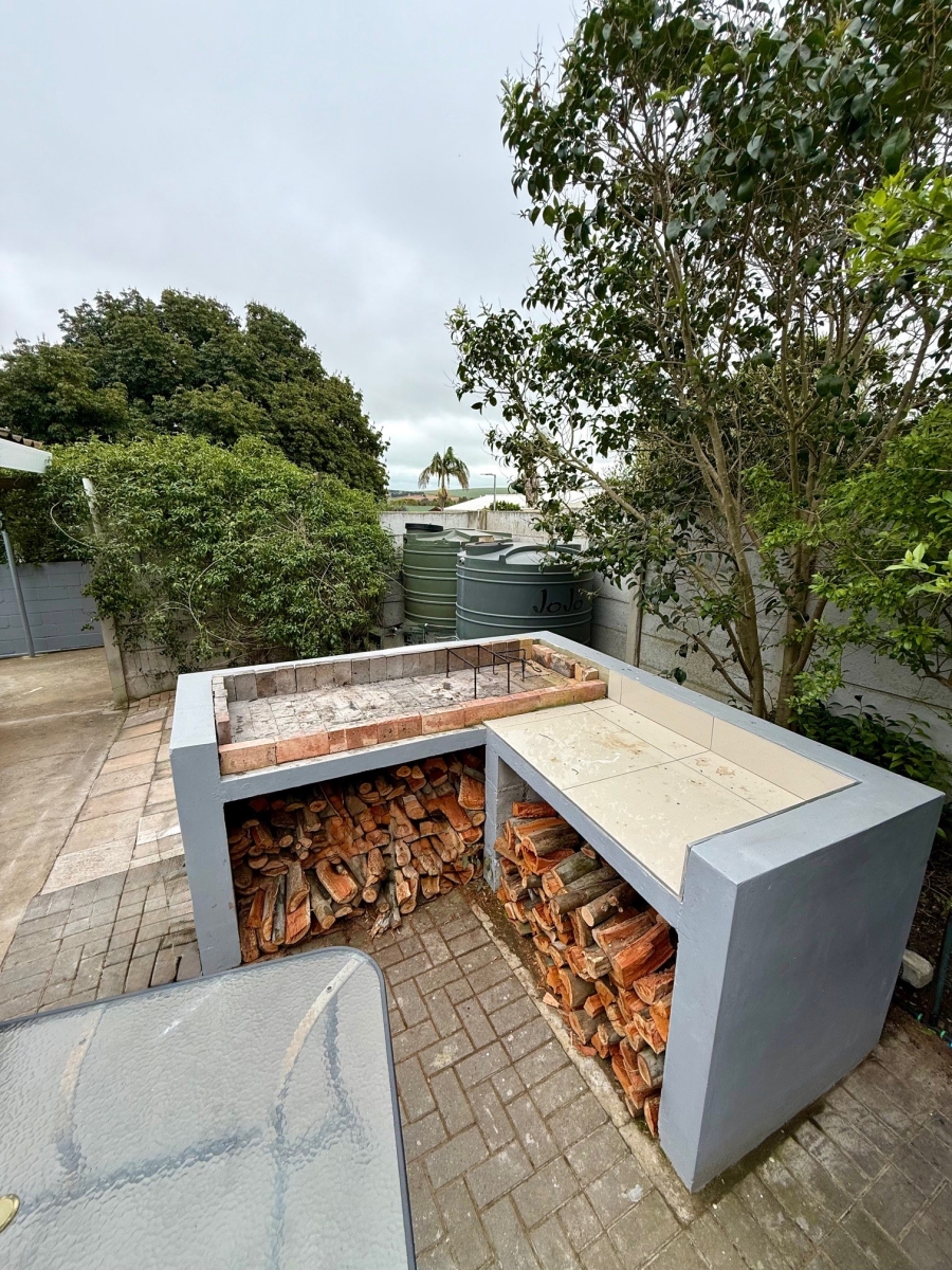 4 Bedroom Property for Sale in Bergzicht Western Cape